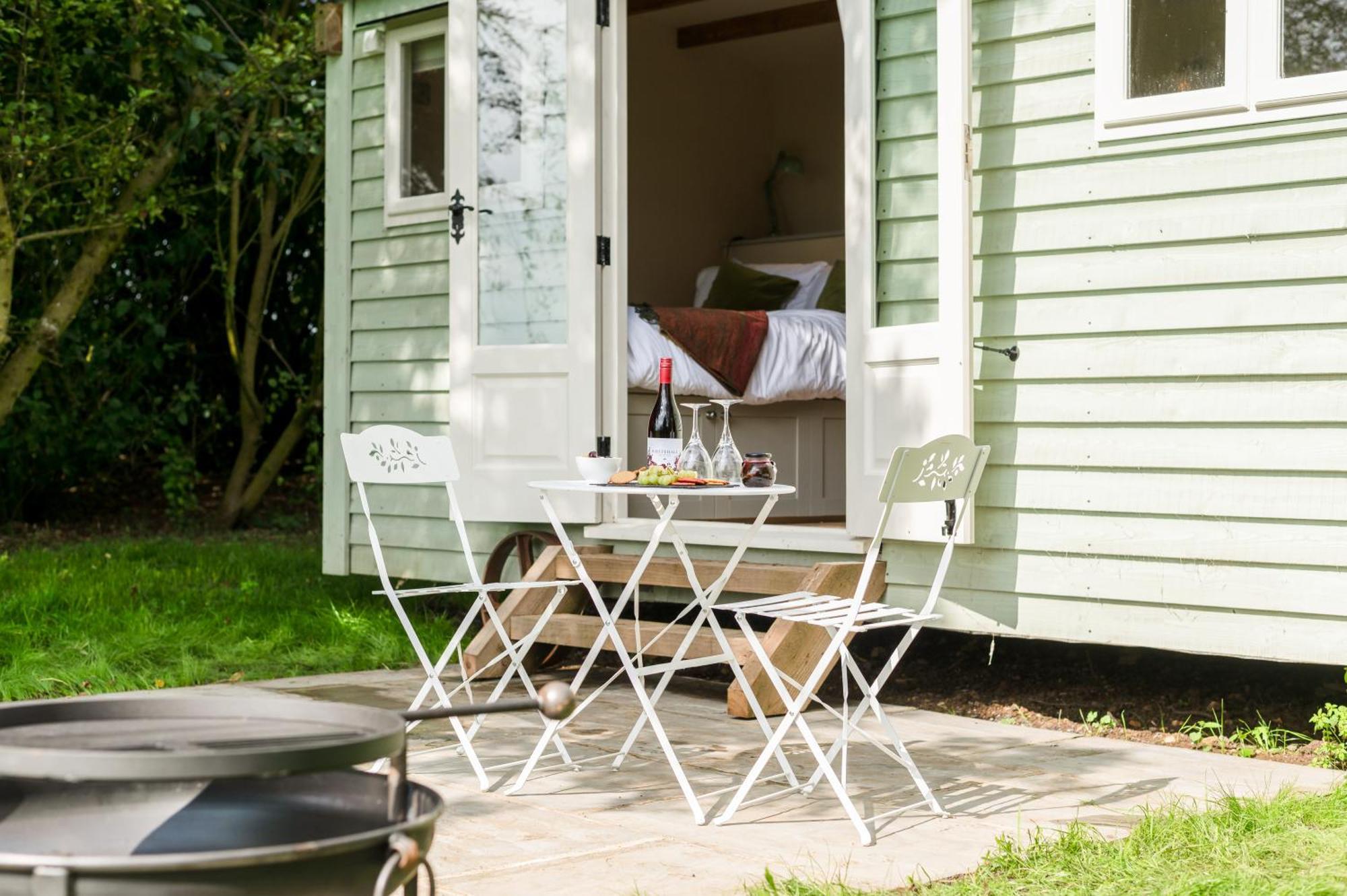 Great Ashley Farm Bed And Breakfast & Shepherds Huts Bradford-On-Avon Bagian luar foto