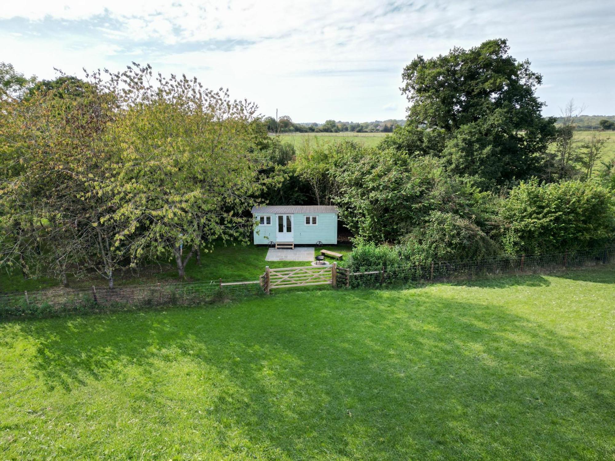 Great Ashley Farm Bed And Breakfast & Shepherds Huts Bradford-On-Avon Bagian luar foto