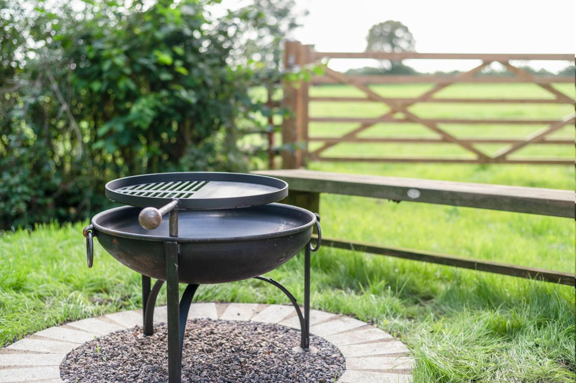 Great Ashley Farm Bed And Breakfast & Shepherds Huts Bradford-On-Avon Bagian luar foto