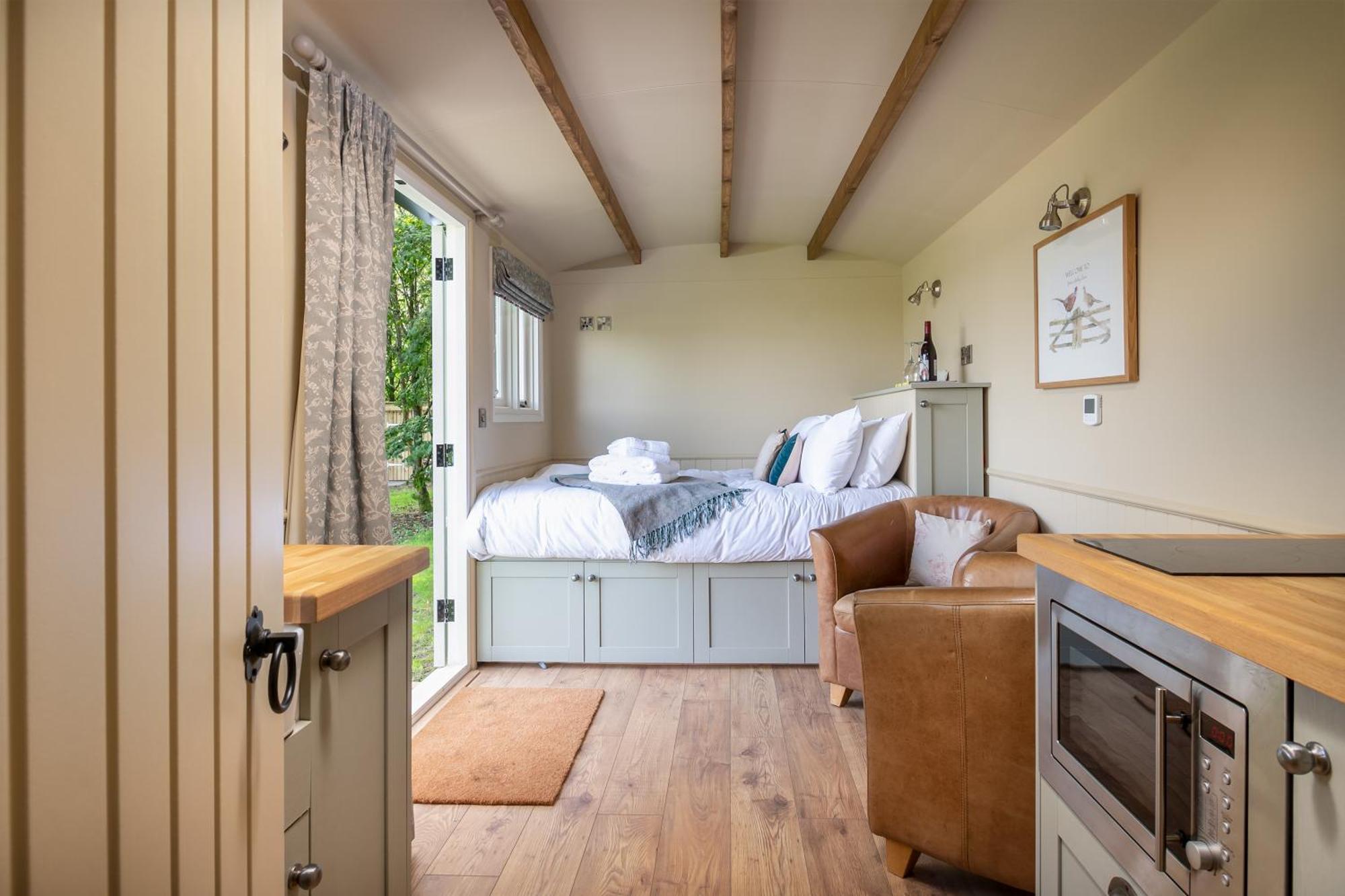Great Ashley Farm Bed And Breakfast & Shepherds Huts Bradford-On-Avon Bagian luar foto