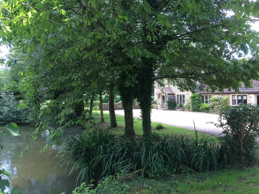 Great Ashley Farm Bed And Breakfast & Shepherds Huts Bradford-On-Avon Bagian luar foto