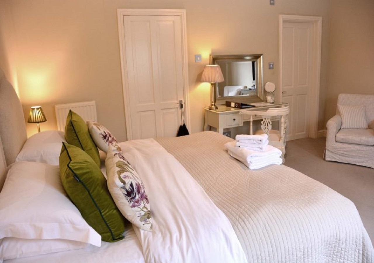 Great Ashley Farm Bed And Breakfast & Shepherds Huts Bradford-On-Avon Bagian luar foto